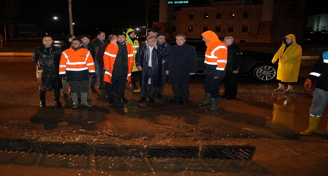 BAŞKAN BEYAZGÜL GECE YARISI ÇALIŞMALARI YERİNDE İNCELEDİ