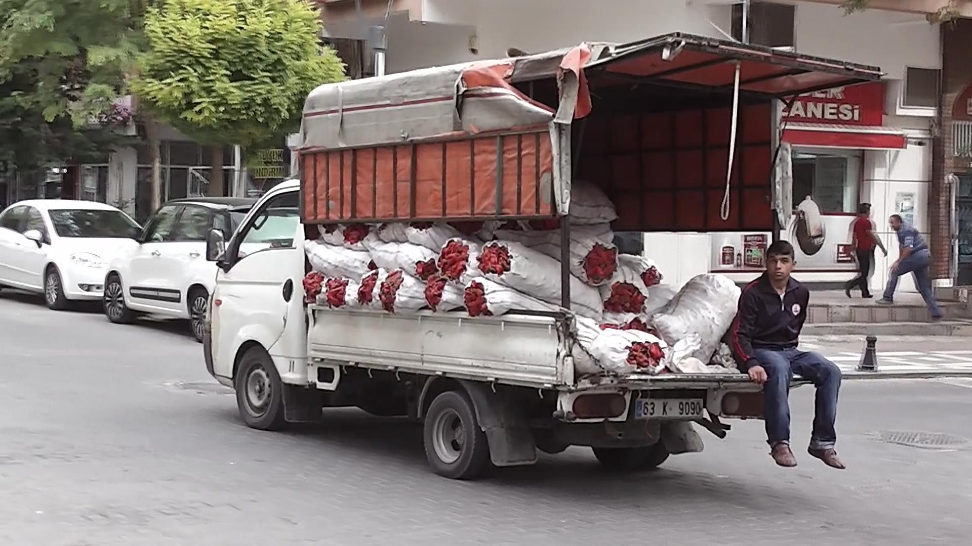 BATIDA SÜT DOĞUDA İSOT BÖYLE SATILIYOR