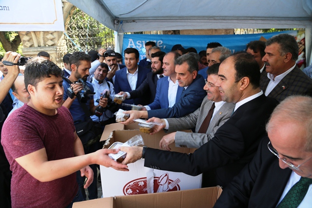 Büyükşehir'den Aşure İkramı