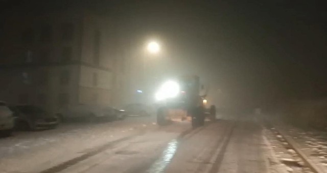 EYYÜBİYE’NİN YÜKSEK KESİMLERİNDE KAR YAĞIŞI BAŞLADI, EKİPLER SAHADA