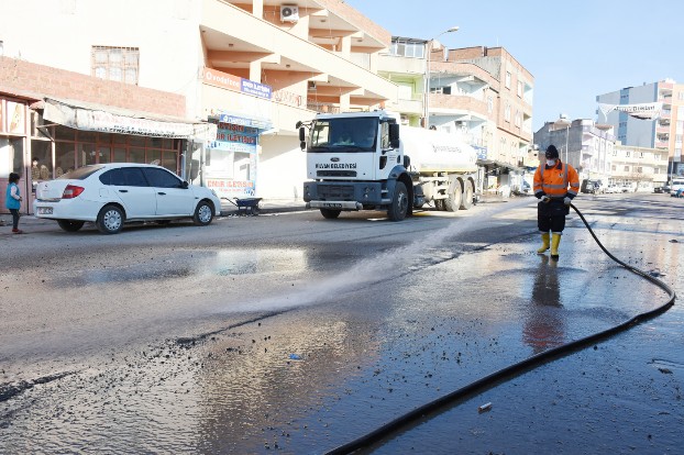 HİLVAN'DA CADDELER VE SOKAKLAR BAŞTAN AŞAĞI YIKANDI