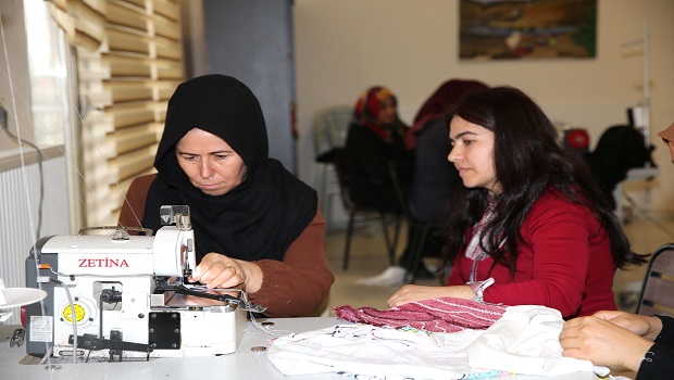 KARAKÖPRÜ’DE KADINLAR HEM ZANAAT ÖĞRENİYOR HEM ÜRETİYOR