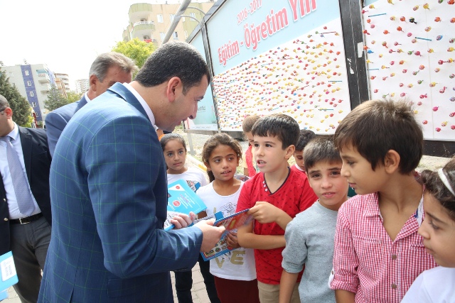 Öğrencilerin Kalem ve Şekeri Başkan Amcadan