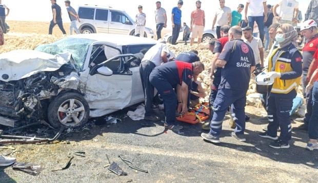 Suruç’ta Korkutan Kaza: İki Otomobil Kafa Kafaya Çarpıştı, 5 Kişi Yaralandı