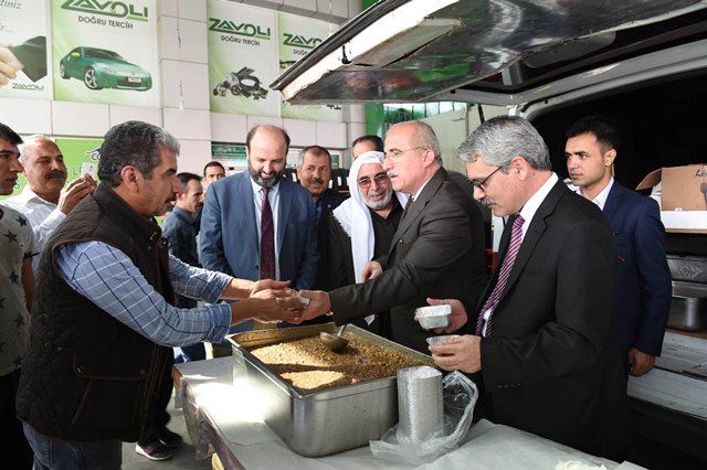 Vali Tuna, Esnaflara Kendi Eliyle Aşure İkram Etti