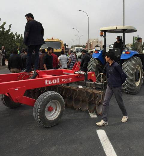 Vatandaş Yola Barikat Kurdu.