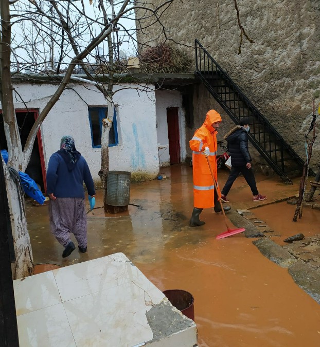 YOĞUN YAĞMUR SONRASI EVLERİ SU BASTI