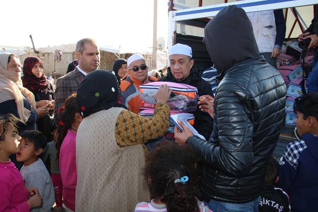 HARRAN BELEDİYESİNDEN 400 ÇOCUĞA GİYİM YARDIMI