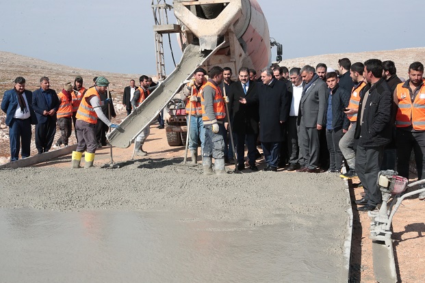 BÜYÜKŞEHİR'DE BETON YOL MESAİSİ BAŞLADI