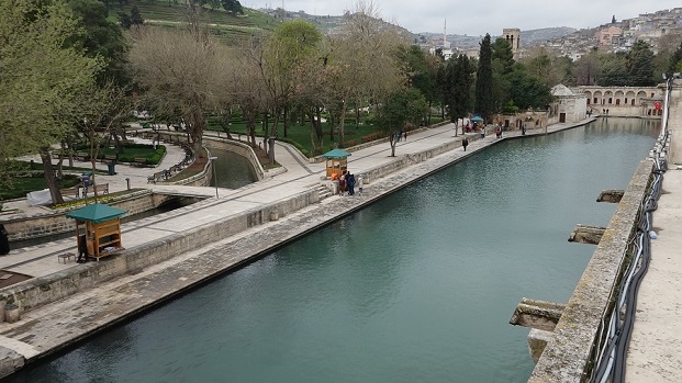 ŞANLIURFALILAR KORONAVİRÜS TEDBİRLERİNE BÜYÜK ORANDA UYUYOR