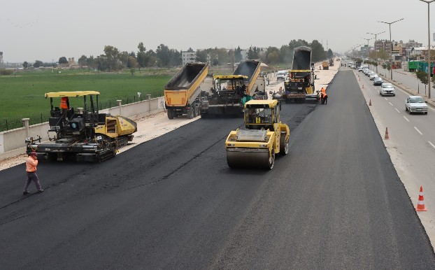 AKÇAKALE YOLUNDA YOL GENİŞLETME VE ASFALT ÇALIŞMALARI SÜRÜYOR