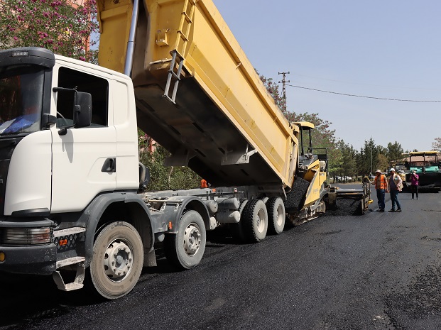 ŞANLIURFADA YOLLAR ASFALTLA BULUŞTURULUYOR