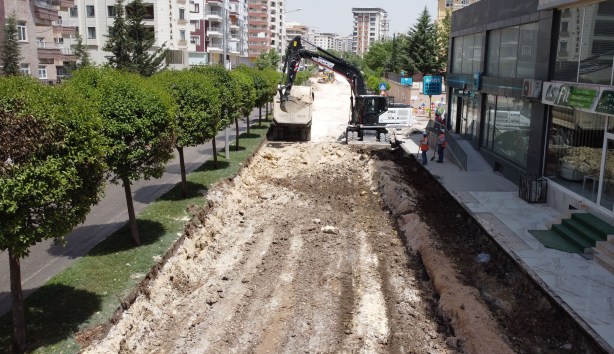 BÜYÜKŞEHİRDEN ÇÖKEN YOLDA SİL BAŞTAN DÜZENLEME