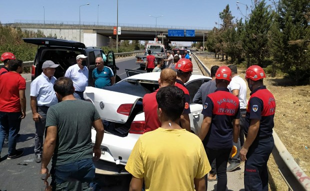 OTOBAN ÇIKIŞINDA TRAFİK KAZASI YARALILAR VAR