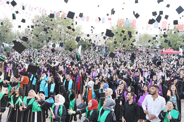 HARRAN ÜNİVERSİTESİNDEN COŞKULU MEZUNİYET KUTLAMASI