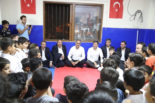 BAŞKANLAR, AK EV SALONLARINDAKİ ÖĞRENCİLERLE BİR ARAYA GELDİ