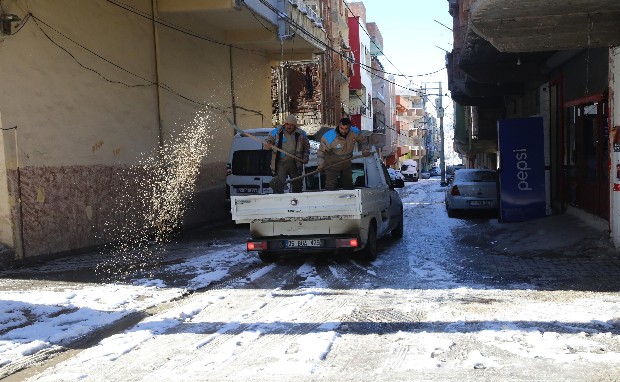 HALİLİYEDE KARLA MÜCADELE ÇALIŞMALARI ARALIKSIZ SÜRÜYOR