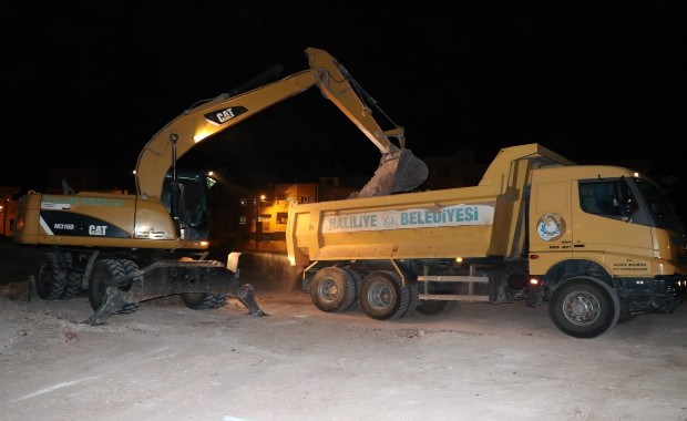 HALİLİYEDE GENİŞ YOL AĞI İÇİN ÇALIŞMALAR ARALIKSIZ SÜRÜYOR