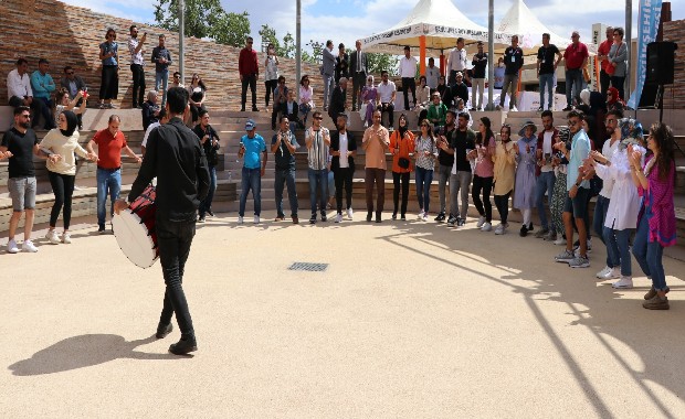 TARİHİN SIFIR NOKTASI GÖBEKLİTEPEDE URFA TÜRKÜLERİ YANKILANDI