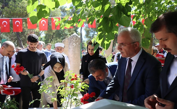 15 TEMMUZ ŞEHİDİ KABRİ BAŞINDA DUALARLA ANILDI