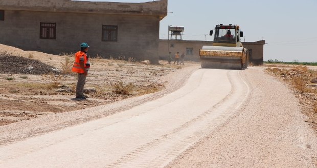 HALİLİYE'DE TOZSUZ VE ÇAMURSUZ YOLLAR İÇİN ÇALIŞMALAR HIZ KAZANDI