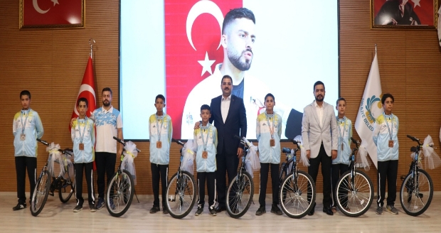 ŞAMPİYON SPORCULARA BİR HEDİYE DE BAŞKAN CANPOLAT'TAN