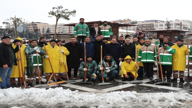 BAŞKAN CANPOLAT: KARLA MÜCADELEDE EKİPLERİMİZ SAHADA HARIL HARIL ÇALIŞIYOR