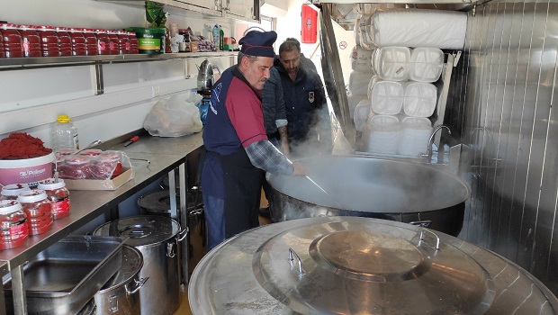 BÜYÜKŞEHİR’DEN HER GÜN BİNLERCE DEPREMZEDEYE SICAK YEMEK