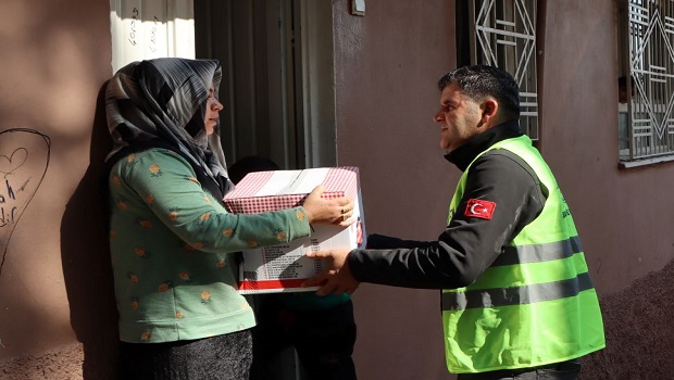 DEPREMDEN ETKİLENEN VATANDAŞLARIN GIDA KOLİLERİ EVLERİNE ULAŞTIRILIYOR