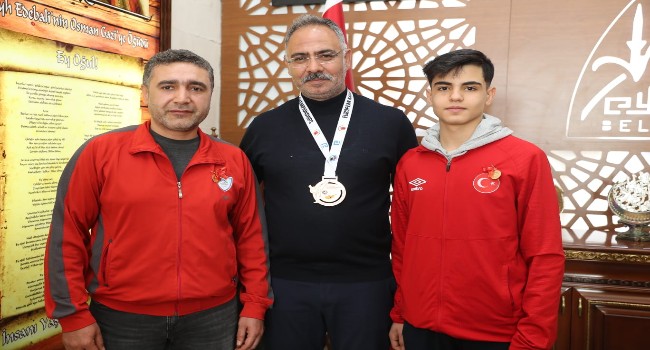 BAŞKAN KUŞ, ŞAMPİYON SPORCUYU ÖDÜLLENDİRDİ 