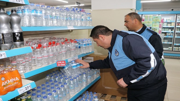 KARAKÖPRÜ'DE ZABITA MARKETLERDE FİYATLARI DENETLEDİ