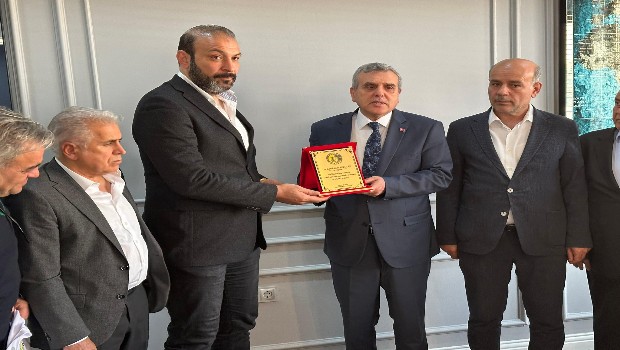 ŞANLIURFASPOR YÖNETİMİNDEN BEYAZGÜL'E PLAKET 