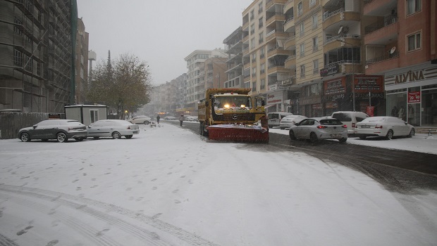 HALİLİYE’DE KAR MESAİSİ: BELEDİYE EKİPLERİ SAHADA