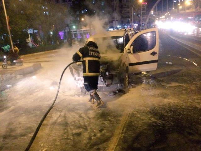 Hareket Halindeki Araç Alev Aldı 