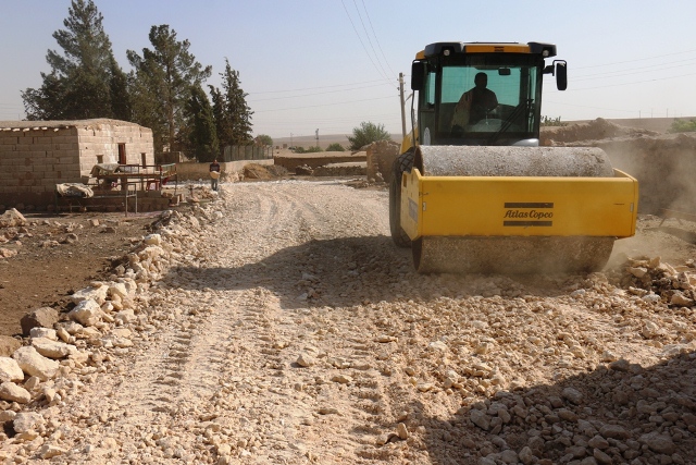 Akçakale Kırsalda Yol Çalışmaları Sürüyor