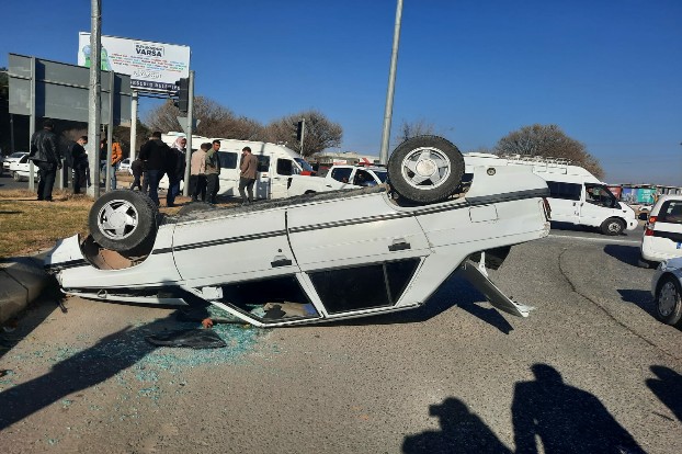 AKÇAKALE'DE MEYDANI GELEN TRAFİK KAZASINDA YARALILAR VAR