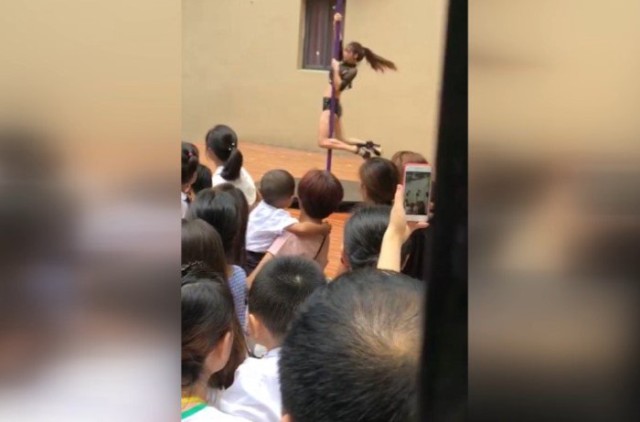 Anaokulu Açılışında 'Direk Dansı' Skandalı