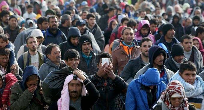 Avrupaya gitmek isteyen Suriyeli mülteciler için otobüs kaldıracak