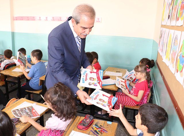 Başkan Demirkoldan Kırtasiye Yardımı Devam Ediyor.