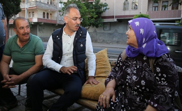 BAŞKAN KUŞ MAKAM ODASINI SOKAKA TAŞIDI