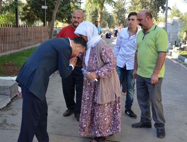 Belediye Başkanı Yılmaz, Mezarlıkta Vatandaşlarla Bayramlaştı