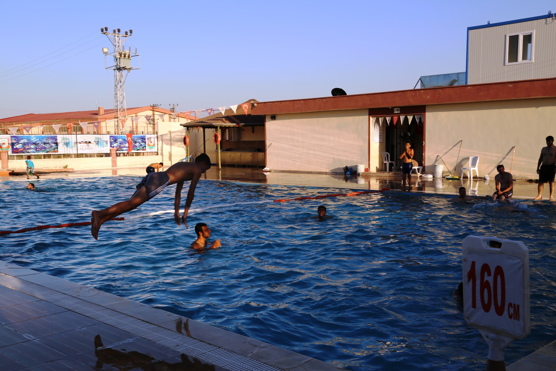 Binlerce Kişi Havuzlarda Serinliyor