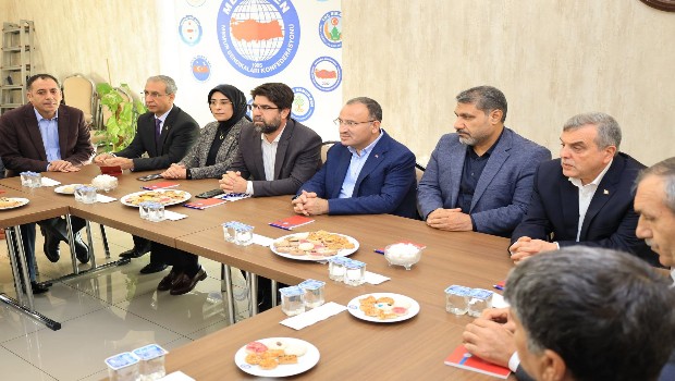 BOZDAĞ MEMUR-SEN'I ZİYARET EDEREK ŞANLIURFA SORUNLARI GÖRÜŞÜLDÜ 