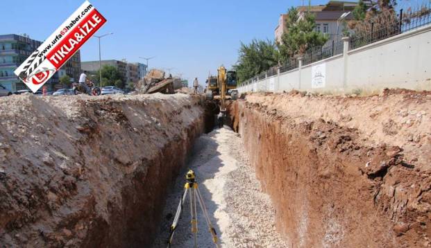 BÜYÜKŞEHİRDEN AKÇAKALE YOLUNDA YAĞMUR SUYU DRENAJ ÇALIŞMASI