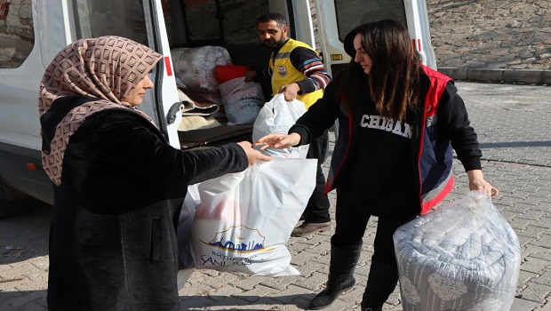 BÜYÜKŞEHİR’DEN DEPREMZEDELERE YARDIMLAR ARALIKSIZ DEVAM EDİYOR