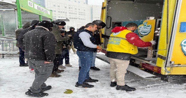 HALİLİYE BELEDİYESİ’NDEN KAR YAĞIŞINDA VATANDAŞLARA SICAK ÇORBA İKRAMI