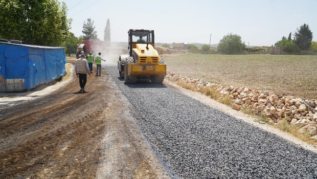 HALİLİYE BELEDİYESİ’NDEN KIRSALDA ASFALT ÇALIŞMASI HIZ KESMİYOR 