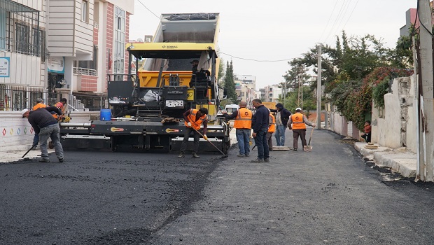 HALİLİYE’DE SICAK ASFALT ÇALIŞMALARIYLA YOLLAR YENİLENİYOR 