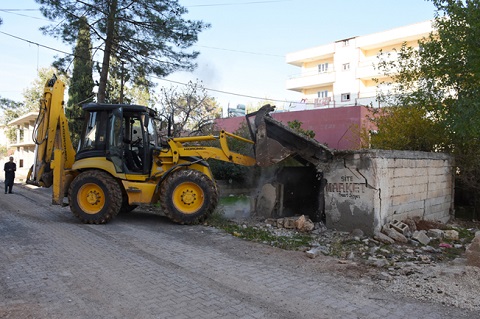 Hilvan'ın Güvenliği İçin Yıkımlar Sürüyor 