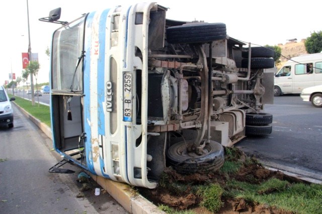 İçinde 13 Yolcu Bulunan Minibüs Takla Attı Yaralılar Var